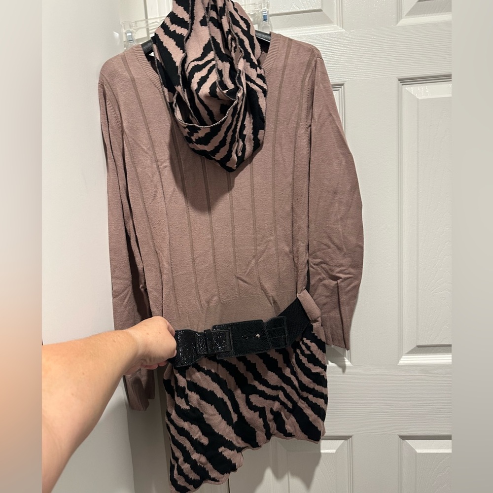 Long seater with belt and scarf